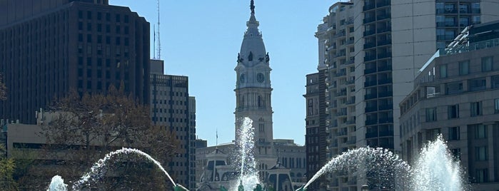 Logan Square is one of Lさんのお気に入りスポット.