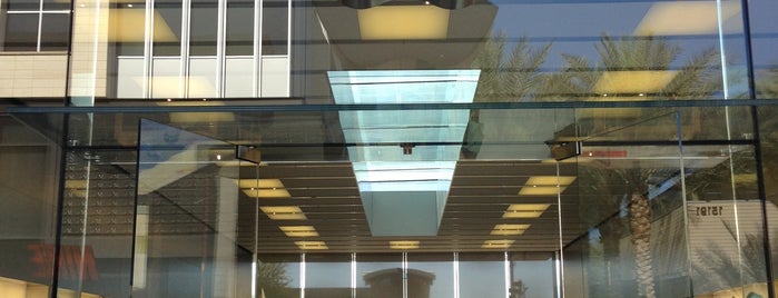 Apple Scottsdale Quarter is one of Leighさんのお気に入りスポット.