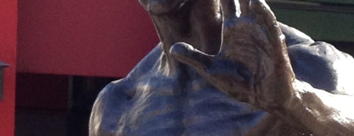 Bruce Lee Statue is one of Tempat yang Disimpan Jason.