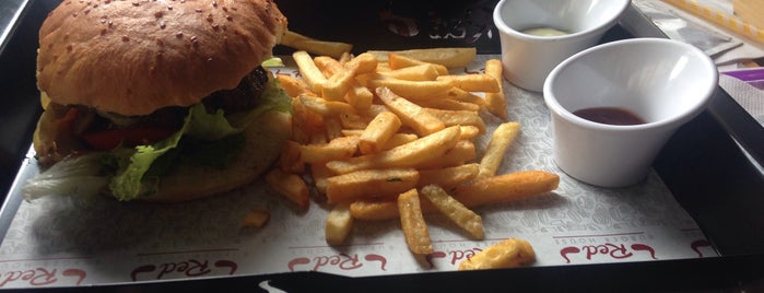 Red Burger House is one of Lugares favoritos de Halil G..