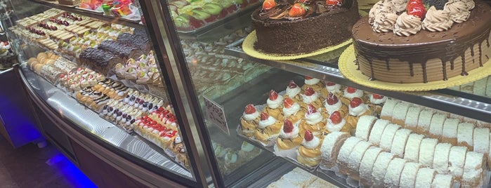 Baloot Pastry Shop | شیرینی فروشی بلوط is one of สถานที่ที่บันทึกไว้ของ Mohsen.