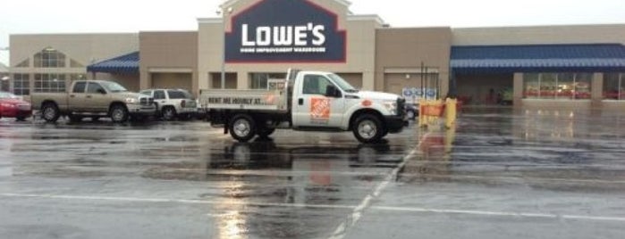 Lowe's is one of Lugares favoritos de Royal Star.