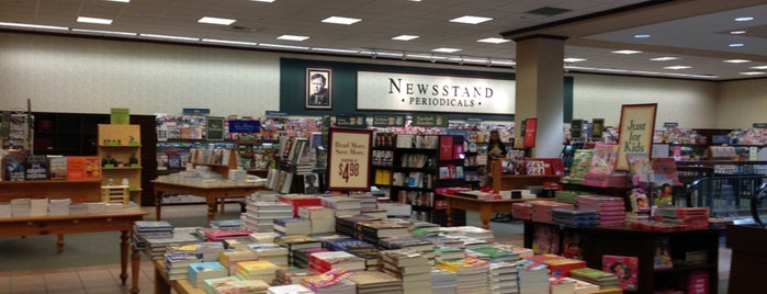 Barnes & Noble is one of สถานที่ที่ Nelson V. ถูกใจ.