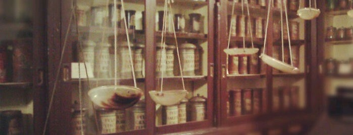 Muzeul Farmaciei is one of Lieux sauvegardés par Karinn.