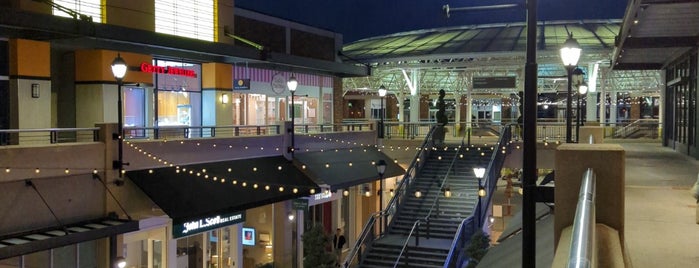 Redmond Town Center is one of Locais curtidos por John.