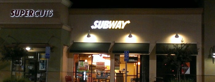 SUBWAY is one of Davidさんのお気に入りスポット.