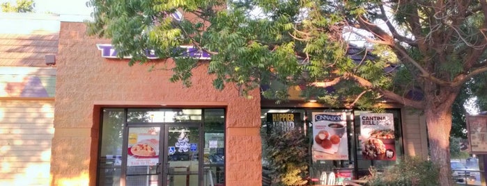 Taco Bell is one of Tempat yang Disukai Kelsey.