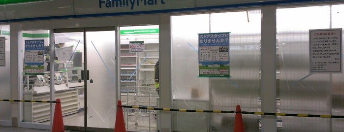 FamilyMart is one of コンビニその２.
