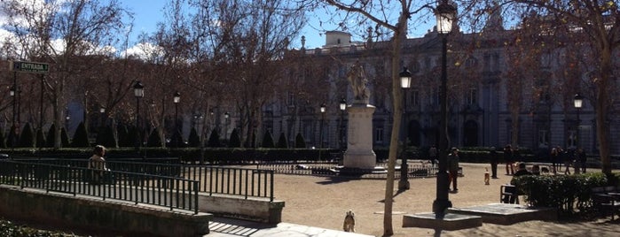 Plaza de la Villa de París is one of Tempat yang Disukai Fanychachi.