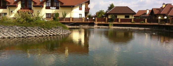 Котеджне містечко «Северинівка» is one of Tempat yang Disukai Polichka.