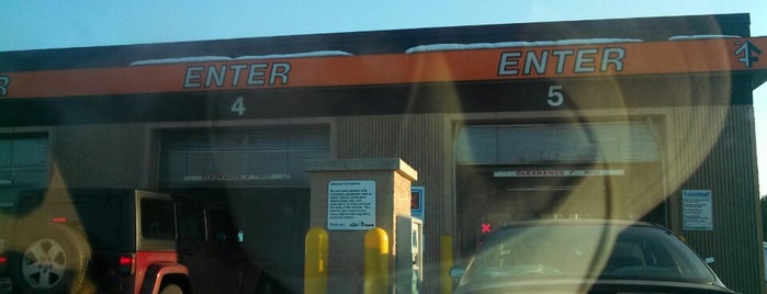 Fleet Farm is one of Randeeさんのお気に入りスポット.