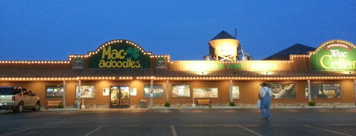 Macadoodles Beer Wine & Spirits is one of Lugares favoritos de Michael.