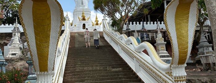 วัดราชธรรมาราม (วัดศิลางู) Wat Ratchathammaram (Wat Sila Ngu) is one of Samui.