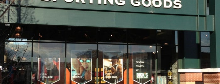 DICK'S Sporting Goods is one of สถานที่ที่ Rafael ถูกใจ.