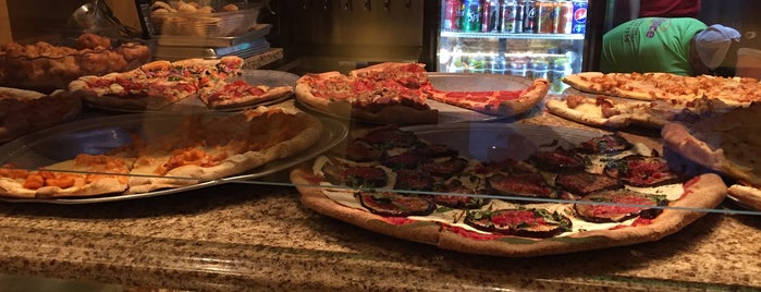 Veloce Pizza is one of Tempat yang Disukai Shawntini.