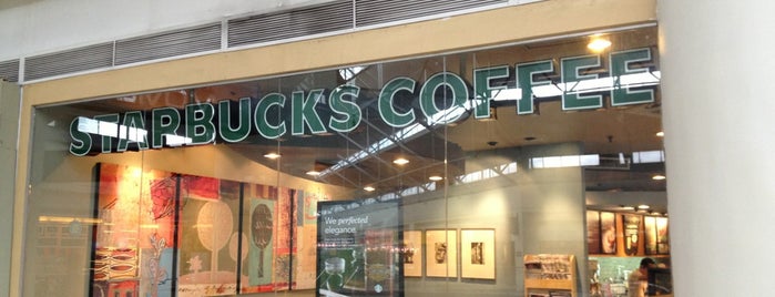 Starbucks is one of สถานที่ที่ Angelika ถูกใจ.