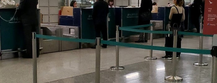 Cathay Pacific In-town Check-in is one of สถานที่ที่ Ross ถูกใจ.