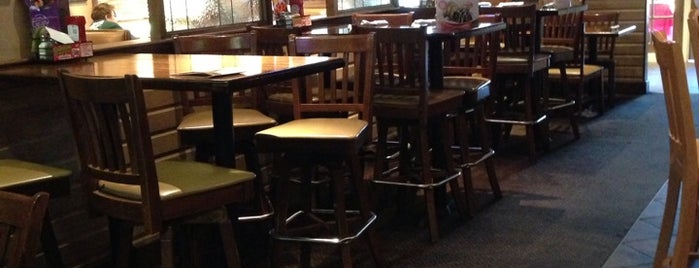 Applebee's Grill + Bar is one of สถานที่ที่ Tyler ถูกใจ.