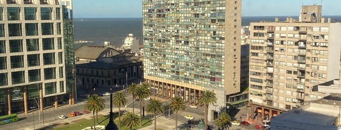 Victoria Plaza Office Tower is one of Tempat yang Disukai Santi.
