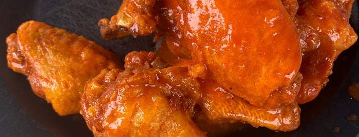 Duff's Famous Wings is one of Lugares favoritos de Nash.
