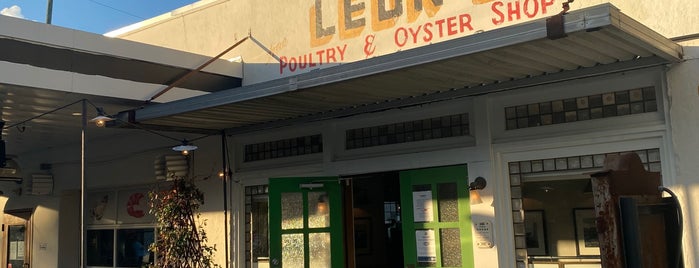 Leon's Oyster Shop is one of Lugares favoritos de Nash.
