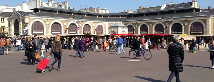 Place du Marché Notre-Dame is one of สถานที่ที่ Samet ถูกใจ.