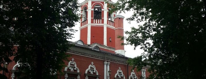 Храм Ризоположения в Москве на Донской is one of Tempat yang Disukai Roger.