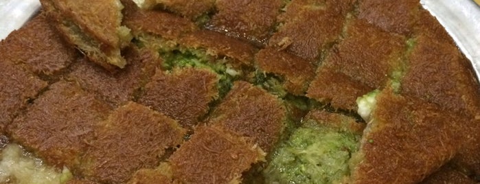 Öz Paşam Pastahanesi is one of Locais curtidos por Gizemli.