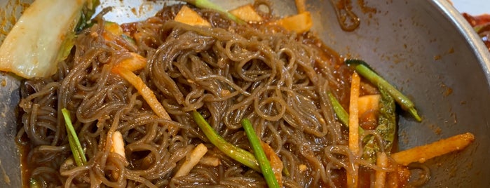 강산면옥 is one of 한국인이 사랑하는 오래된 한식당 100선.