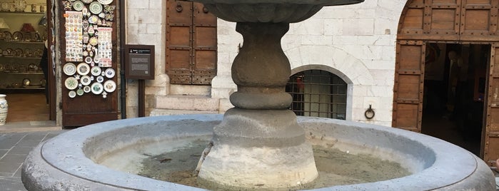 Largo del Bargello - Fontana dei Matti is one of Conheci em viagens.