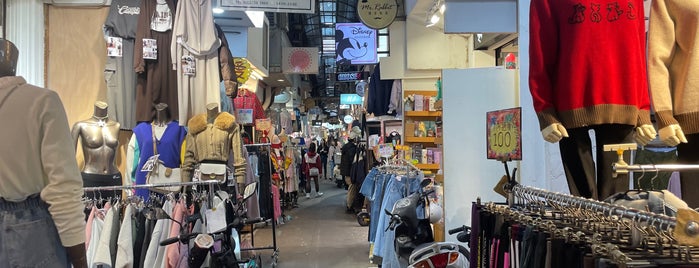 Wufenpu Clothes Market is one of Taiwan tips.