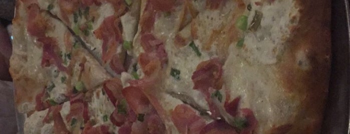 Juliana's Pizza is one of Posti che sono piaciuti a Beril.