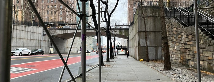 1st Avenue is one of Midtown East.