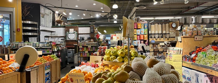 Foodcellar Market is one of LIC Places to go.
