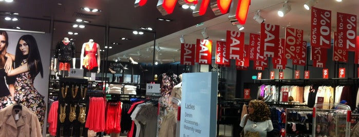 H&M is one of Sarahさんのお気に入りスポット.