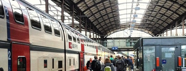 Bahnhof Luzern is one of Locais curtidos por phongthon.