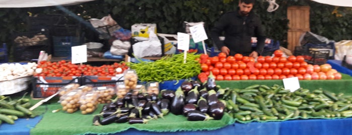 İstinye Semt Pazarı is one of Locais curtidos por Alaattin.