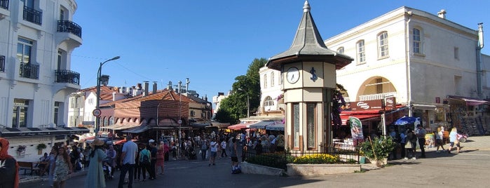 Büyükada Saat Meydanı is one of Tempat yang Disukai Özdemir.