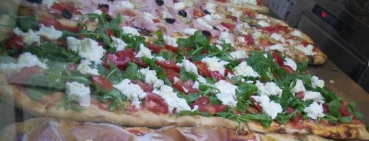 Pizza Roma is one of Tempat yang Disukai Brian.