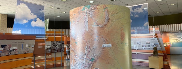 Carl Hayden Visitor Center is one of Orte, die Larry gefallen.