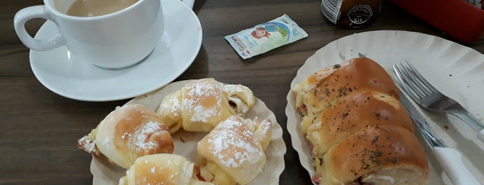 Padaria Maxi Pão is one of Food.