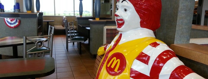 McDonald's is one of สถานที่ที่ Adam ถูกใจ.