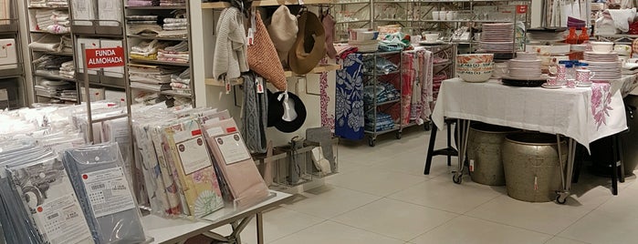 zara home is one of Anaさんのお気に入りスポット.