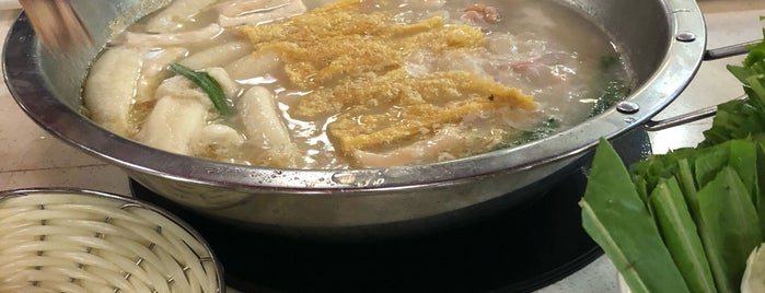 猪肚鸡 is one of Locais curtidos por Alo.