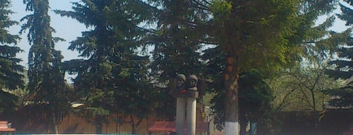 Памятник Ленину и Крупской is one of Ярополец.