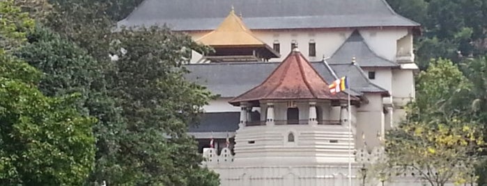 Temple of the Sacred Tooth Relic (ශ්‍රී දළදා මාළිගාව) is one of Шри-Ланка.