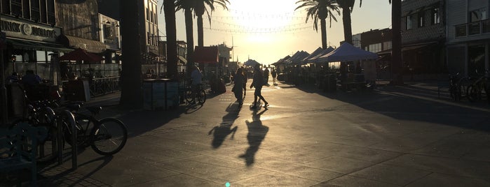 Hermosa Beach Farmers Market is one of Alena's Saved Places.