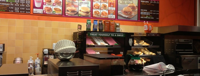 Dunkin' Donuts is one of Posti che sono piaciuti a Carlin.