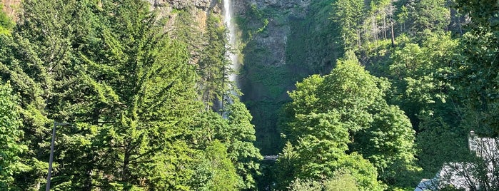 Multnomah Falls Visitor Center is one of Orte, die Enrique gefallen.