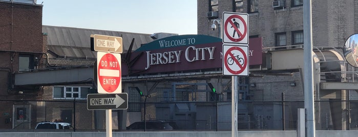 Welcome to Jersey City Sign is one of Jonathan'ın Beğendiği Mekanlar.